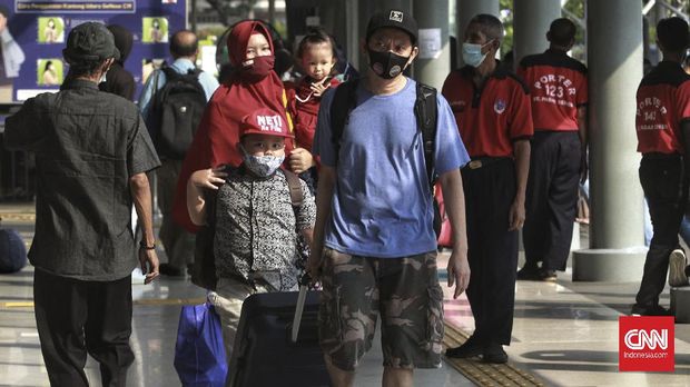 Suasana ruang tunggu keberangkatan yang dipenuhi calon penumpang di Stasiun Pasar Senen, Jakarta, Minggu (25/04/2021). Pemerintah melalui Satgas Penanganan Covid-19 terus melakukan pengetatan mobilitas pelaku perjalanan dalam negeri (PPDN) terkait larangan mudik untuk menekan penyebaran virus corona dengan peraturan H-14 peniadaan mudik (22 April-5 Mei 2021) dan H+7 peniadaan mudik (18 Mei-24 Mei 2021). CNN Indonesia/Andry Novelino