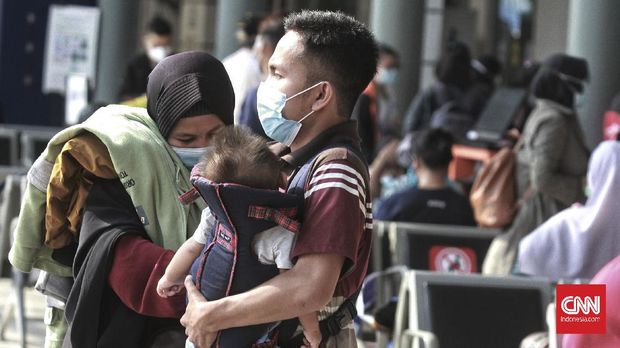 Suasana ruang tunggu keberangkatan yang dipenuhi calon penumpang di Stasiun Pasar Senen, Jakarta, Minggu (25/04/2021). Pemerintah melalui Satgas Penanganan Covid-19 terus melakukan pengetatan mobilitas pelaku perjalanan dalam negeri (PPDN) terkait larangan mudik untuk menekan penyebaran virus corona dengan peraturan H-14 peniadaan mudik (22 April-5 Mei 2021) dan H+7 peniadaan mudik (18 Mei-24 Mei 2021). CNN Indonesia/Andry Novelino