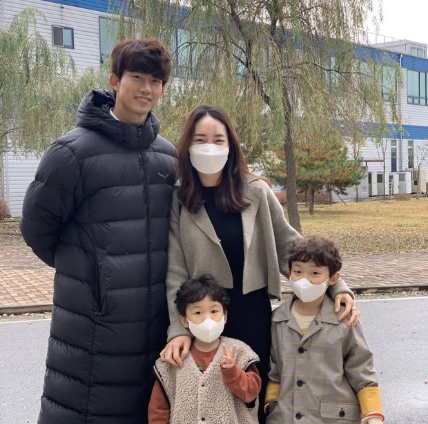 Member 2PM ini bahkan berfoto bersama ipar dan kedua keponakan Soong Joong-Ki.