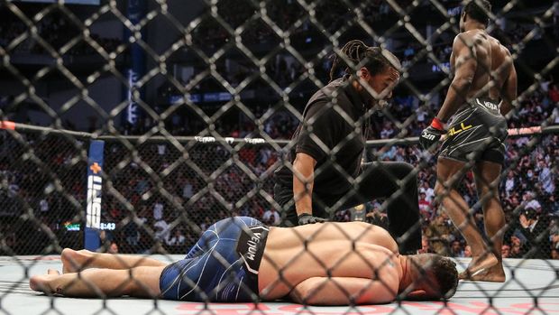 JACKSONVILLE, FL - APRIL 24: Chris Weidman of the United States breaks his leg on a kick attempt on Uriah Hall of Jamaica during UFC 261 at VyStar Veterans Memorial Arena on April 24, 2021 in Jacksonville, Florida.   Alex Menendez/Getty Images/AFP (Photo by Alex Menendez / GETTY IMAGES NORTH AMERICA / Getty Images via AFP)