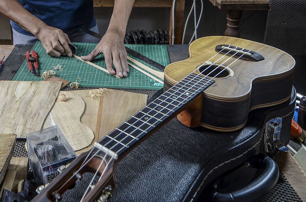 Ada sebuah rumah produksi yang khusus membuat ukulele di Bandung. Tak tanggung-tanggung, ukelele tersebut sudah dijual ke Singapura hingga Amerika.