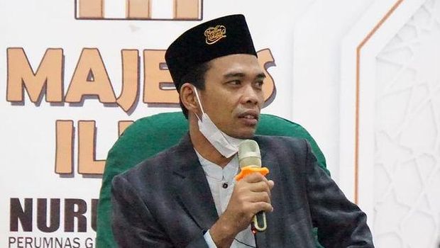 Ustaz Abdul Somad dikabarkan akan melepaskan status nya sebagai duda dengan menikahi seorang gadis yang berusia 19 tahun. Yuk kita intip potret Ustad Abdul Somad!