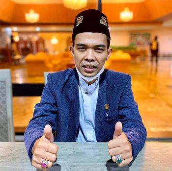 Ustaz Abdul Somad dikabarkan akan melepaskan status nya sebagai duda dengan menikahi seorang gadis yang berusia 19 tahun. Yuk kita intip potret Ustad Abdul Somad!