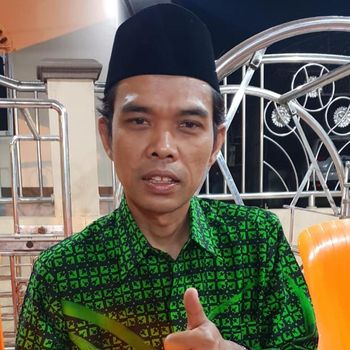 Ustaz Abdul Somad dikabarkan akan melepaskan status nya sebagai duda dengan menikahi seorang gadis yang berusia 19 tahun. Yuk kita intip potret Ustad Abdul Somad!