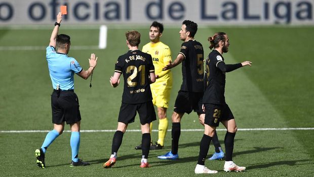 VILLAREAL, SPAIN - APRIL 25: Manu Trigueros of Villarreal CF is shown a red card by Referee Carlos del Cerro Grande during the La Liga Santander match between Villarreal CF and FC Barcelona at Estadio de la Ceramica on April 25, 2021 in Villareal, Spain. Sporting stadiums around Spain remain under strict restrictions due to the Coronavirus Pandemic as Government social distancing laws prohibit fans inside venues resulting in games being played behind closed doors. (Photo by Aitor Alcalde/Getty Images)