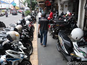Waduh, Trotoar di Kota Bandung Jadi Tempat Parkir Liar