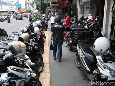 Waduh, Trotoar di Kota Bandung Jadi Tempat Parkir Liar