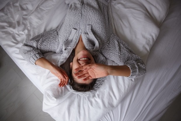 Wanita/ Sumber: Freepik.com Squirting mengacu pada keluarnya cairan dari vagina selama orgasme. Tidak semua wanita bisa mengalami ini saat orgasme. Kalaupun mereka mengeluarkan cairan, ini mungkin hanya keluar beberapa saat.