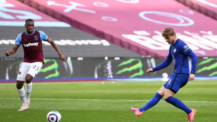 LONDON, ENGLAND - APRIL 24: Timo Werner of Chelsea scores their sides first goal during the Premier League match between West Ham United and Chelsea at London Stadium on April 24, 2021 in London, England. Sporting stadiums around the UK remain under strict restrictions due to the Coronavirus Pandemic as Government social distancing laws prohibit fans inside venues resulting in games being played behind closed doors. (Photo by Andy Rain - Pool/Getty Images)