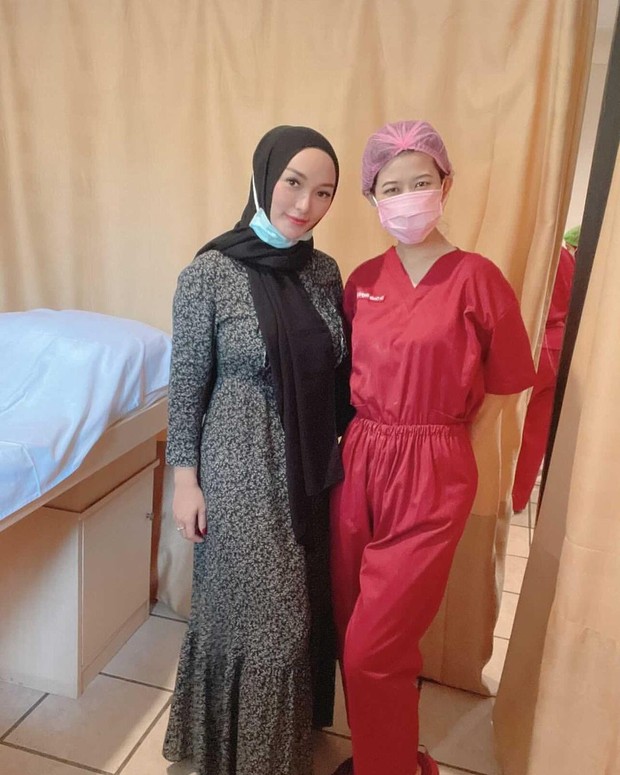 Zaskia Gotix bersama dokter yang mengontrol program dietnya/instagram.com/zaskia_gotix