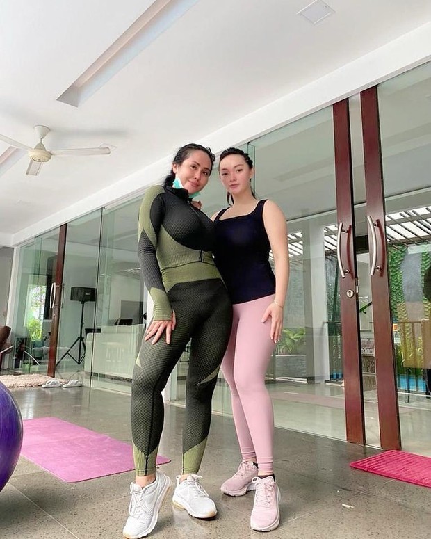 Zaskia Gotix menjalani workout bersama rekannya/instagram.com/zaskia_gotix