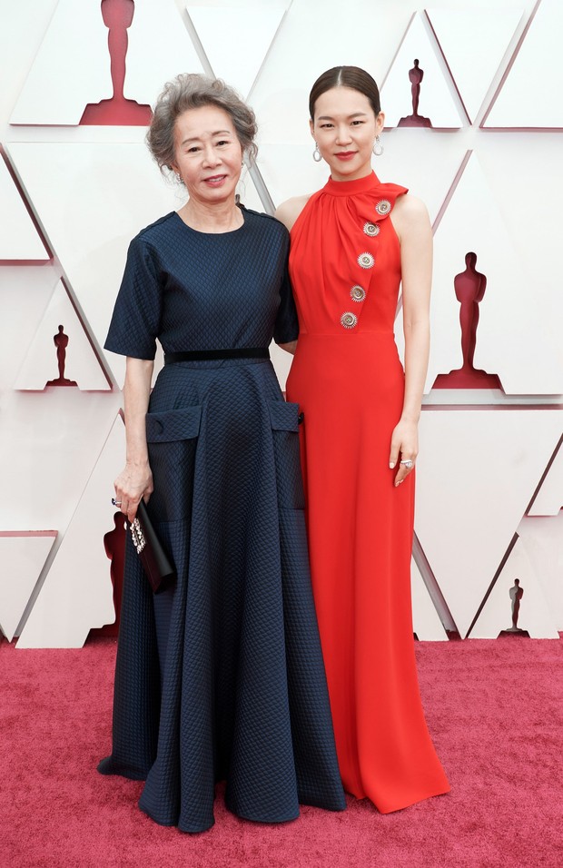 Aktris film Minari, Yuh Jung Youn dan Han Ye Ri saat di karpet merah Piala Oscars 2021.