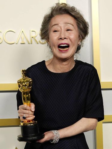 Aktris Yuh Jung Youn meraih Best Supporting Actress dalam Piala Oscars 2021 berkat film Minari.