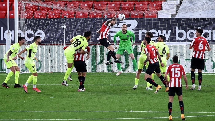 BILBAO, SPAIN - APRIL 25: Inigo Martinez of Athletic Club scores their sides second goal during the La Liga Santander match between Athletic Club and Atletico de Madrid at Estadio de San Mames on April 25, 2021 in Bilbao, Spain. Sporting stadiums around Spain remain under strict restrictions due to the Coronavirus Pandemic as Government social distancing laws prohibit fans inside venues resulting in games being played behind closed doors. (Photo by Juan Manuel Serrano Arce/Getty Images)