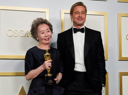 10 Gaya Bintang Minari di Red Carpet Oscar, Youn Yuh Jung Bareng Brad Pitt