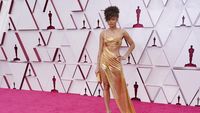 Adu Gaya Seksi 6 Selebriti di Karpet Merah Oscar 2021