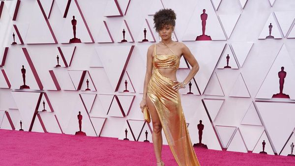 Adu Gaya Seksi 6 Selebriti di Karpet Merah Oscar 2021