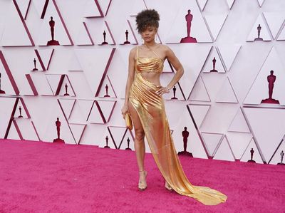 Adu Gaya Seksi 6 Selebriti di Karpet Merah Oscar 2021