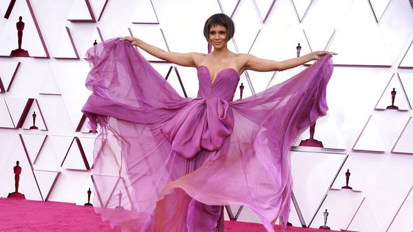 10 Artis Berbusana Terbaik di Oscars 2021, Zendaya Hingga Halle Berry