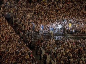 Bikin Iri! 50 Ribu Orang Asik Nonton Konser Tanpa Masker