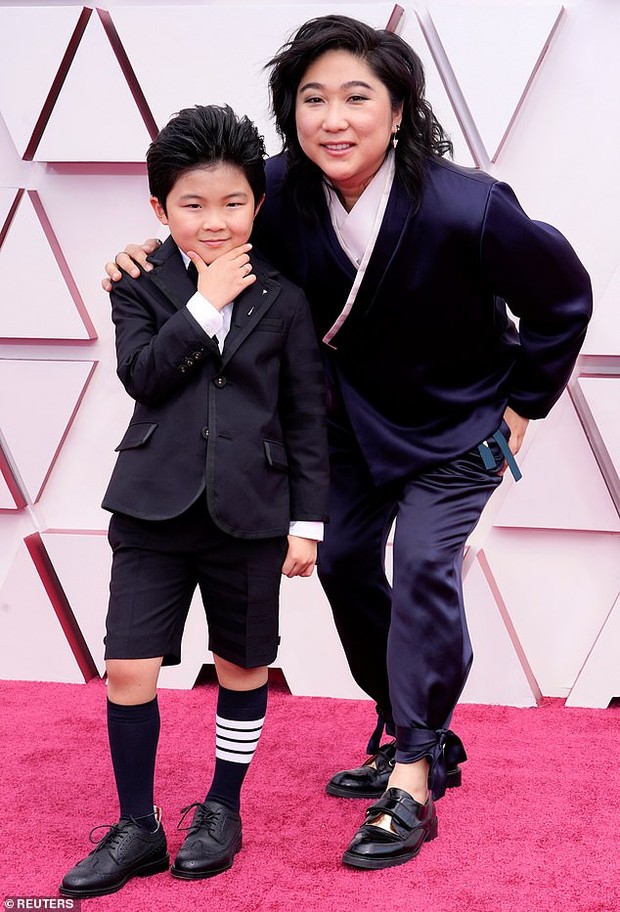 Bintang cilik Alan Kim bersama ibunya saat melenggang di karpet merah Piala Oscars 2021.