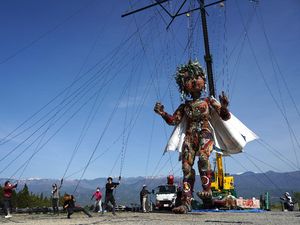 Boneka Raksasa Sang Penyemangat Olimpiade Jepang