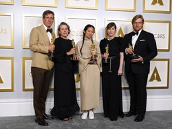 Gaya Chloe Zhao Pecahkan Rekor di Oscar 2021, Santai Pakai Sneakers Putih