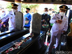 Usai Dilantik, Dadang-Sahrul Gunawan Ziarah ke Makam Bupati Terdahulu