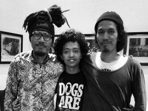 Fajar Merah Gandeng Dwi Danto Sisir Tanah dalam Ucapkan Kata-Katamu Fajar Merah Gandeng Dwi Danto Sisir Tanah dalam Ucapkan Kata-Katamu