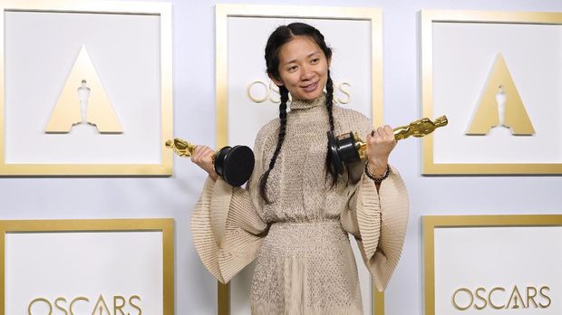 Daftar Lengkap Pemenang Piala Oscar 2021 Chloe Zhao, winner of the awards for best picture and director for