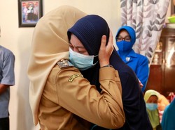 Saat Tangis Istri Korban Kru Nanggala-402 Tumpah di Pundak Bupati Banyuwangi