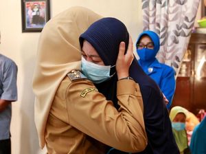 Saat Tangis Istri Korban Kru Nanggala-402 Tumpah di Pundak Bupati Banyuwangi Saat Tangis Istri Korban Kru Nanggala-402 Tumpah di Pundak Bupati Banyuwangi