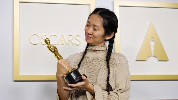 Chloe Zhao yang memenangi Best Director.