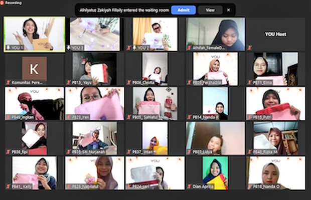 Foto virtual bersama peserta dengan hasil dari Workshop menghias pouch.