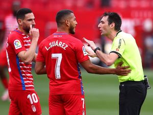 Sevilla Vs Granada Selesai, eh Wasit Malah Nyuruh Main Lagi!