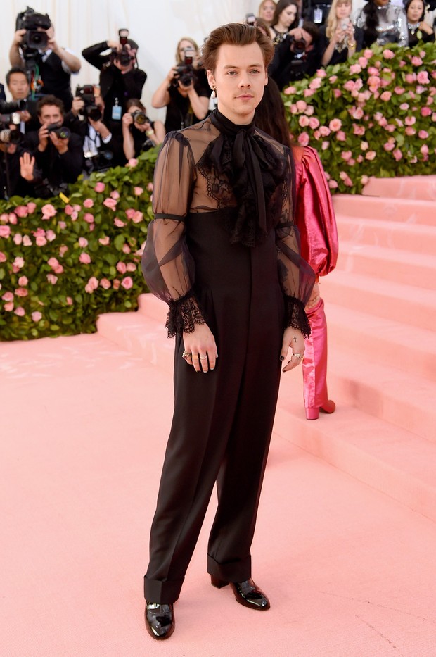 Harry Styles di red carpet Met Gala 2019.