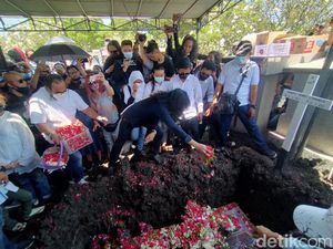 Jenazah Hubert Henry Boomerang Dimakamkan Jenazah Hubert Henry Boomerang Dimakamkan
