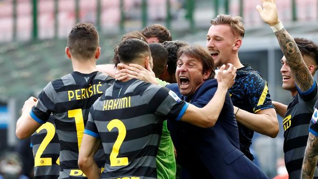 Soccer Football - Serie A - Inter Milan v Hellas Verona - San Siro, Milan, Italy - April 25, 2021 Inter Milan's Matteo Darmian celebrates scoring their first goal with teammates and coach Antonio Conte REUTERS/Alessandro Garofalo     TPX IMAGES OF THE DAY