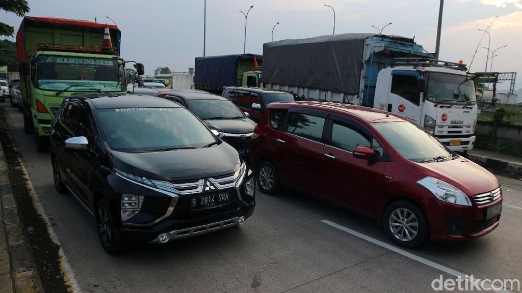 Potret Kemacetan di Jalan Raya Sukabumi Cicurug Pagi Ini