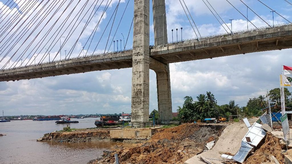 Potret Jembatan Mahkota 2 Samarinda Ditutup Akibat Bergeser