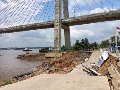 Potret Jembatan Mahkota 2 Samarinda Ditutup Akibat Bergeser