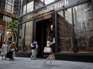 Cangkir Rp 1 Miliar Dicuri dari Mal Jepang, Pelaku Kabur dengan Santai