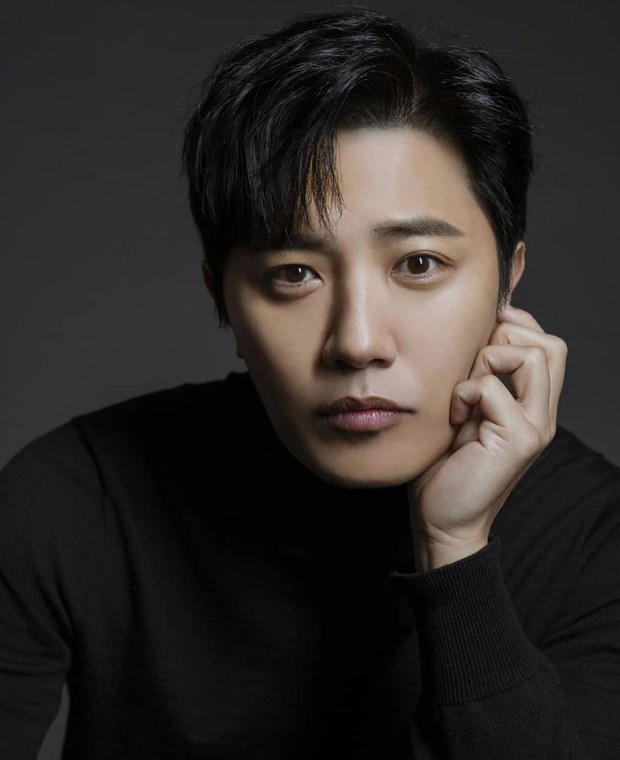 Masih ingat dengan sersan Seo Dae Yong pada drama Descendant of The Sun? Drama yang tayang pada 2016 itu memang termasuk salah satu judul yang membesarkan nama Jin Goo.