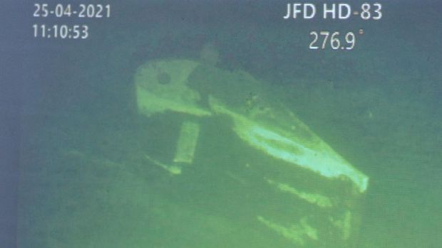 Bagian kapal KRI Nanggala 402 hasil citra Remotely Operated Vehicle (ROV) MV Swift Rescue ditunjukkan saat konferensi pers di Lanud I Gusti Ngurah Rai, Badung, Bali, Minggu (25/4/2021).  KRI Nanggala 402 dipastikan tenggelam dan 53 awak kapalnya gugur di perairan utara Bali. ANTARA FOTO/Fikri Yusuf/aww.