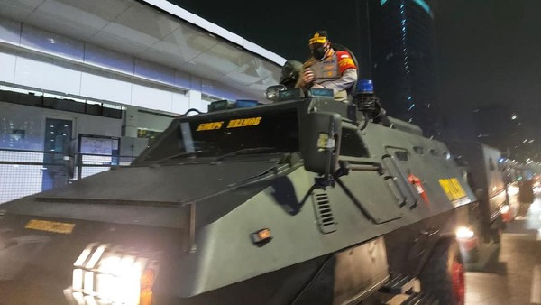 Kapolres Jakpus Kombes Hengki Haryadi di atas baracuda saat membubarkan Jakmania di HI