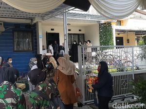 Rumah Duka Letkol Irfan Suri Awak KRI Nanggala Ramai Didatangi Pelayat Rumah Duka Letkol Irfan Suri Awak KRI Nanggala Ramai Didatangi Pelayat