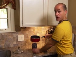 Demi Berhemat, Pria ini Saring Kopi dengan Kaus Kaki Bekas!