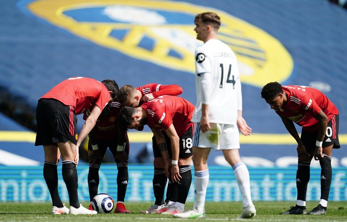 LEEDS, ENGLAND - APRIL 25: Bruno Fernandes, Harry Maguire, Fred and Luke Shaw of Manchester United discuss who will take a free kick during the Premier League match between Leeds United and Manchester United at Elland Road on April 25, 2021 in Leeds, England. Sporting stadiums around the UK remain under strict restrictions due to the Coronavirus Pandemic as Government social distancing laws prohibit fans inside venues resulting in games being played behind closed doors. (Photo by Jon Super - Pool/Getty Images)