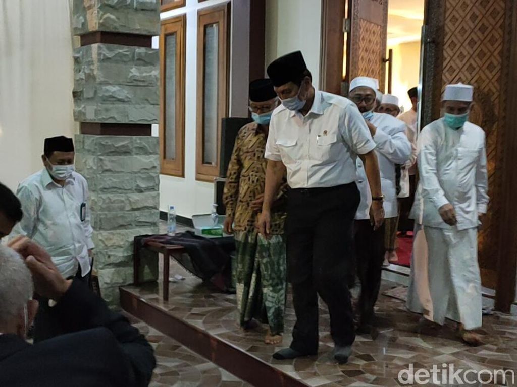 Kunjungi Ponpes di Kediri, Luhut Sampaikan Pesan Jokowi untuk Kiai Sepuh Kunjungi Ponpes di Kediri, Luhut Sampaikan Pesan Jokowi untuk Kiai Sepuh