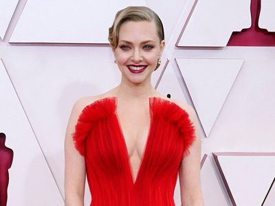Foto: Deretan Makeup & Rambut Terbaik Selebriti di Oscars 2021